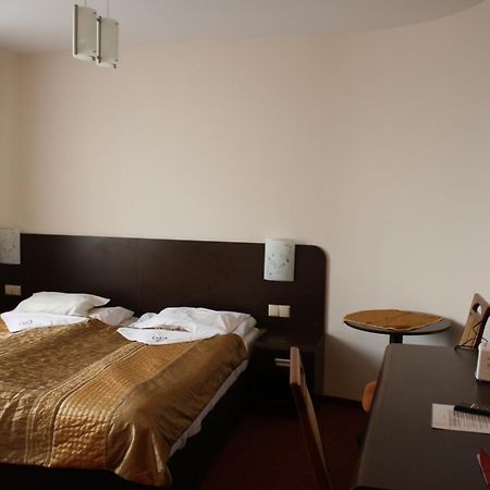 Hotel Pinocy Ledziny Екстер'єр фото
