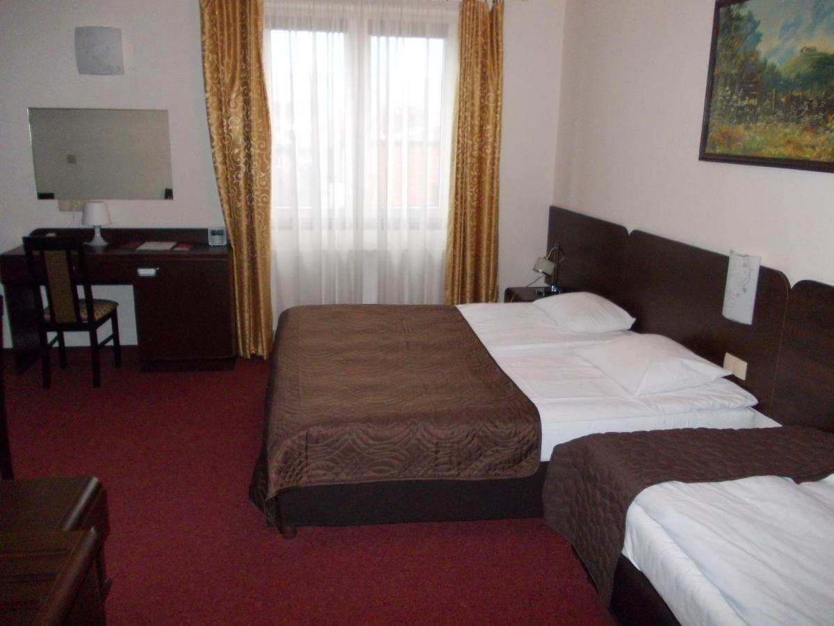 Hotel Pinocy Ledziny Екстер'єр фото