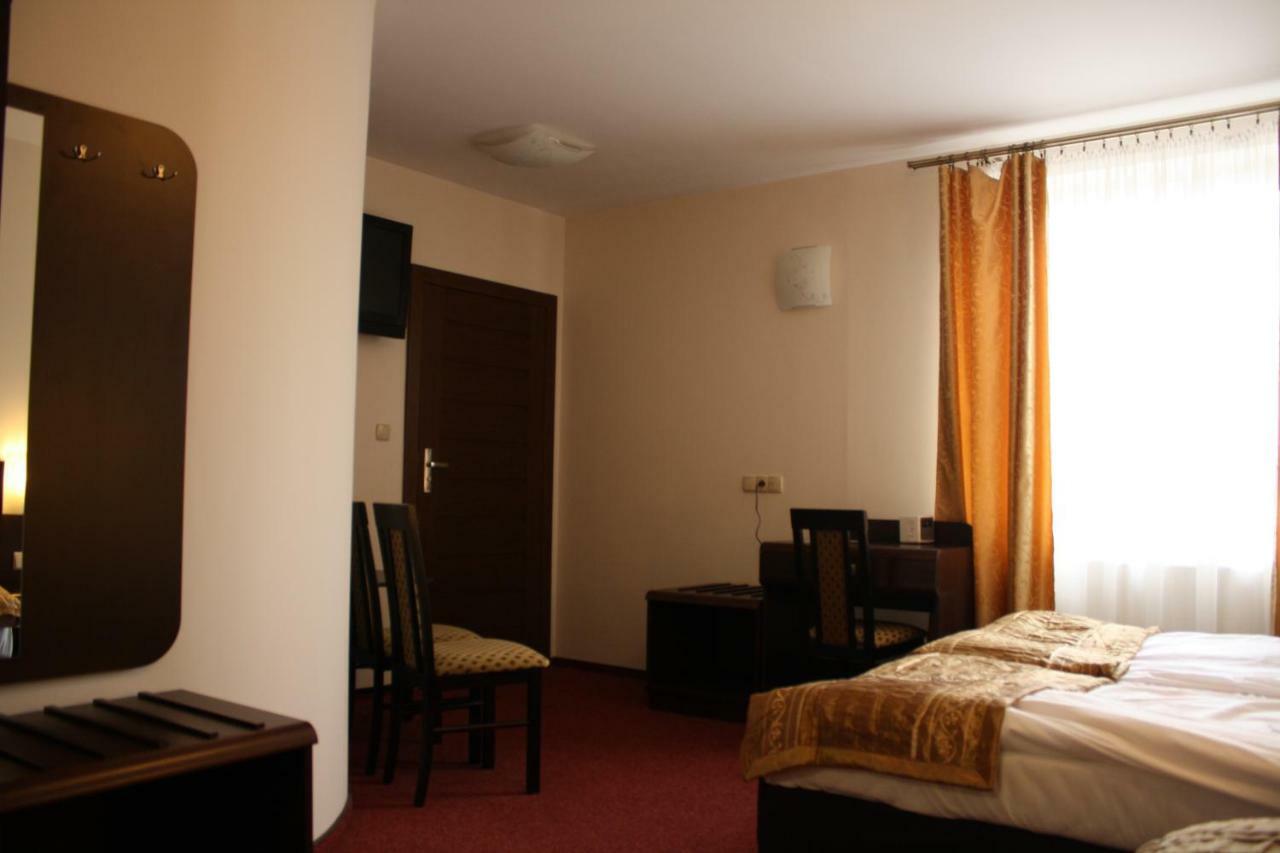 Hotel Pinocy Ledziny Екстер'єр фото