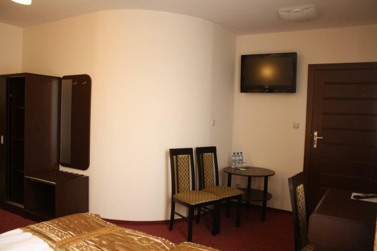 Hotel Pinocy Ledziny Екстер'єр фото