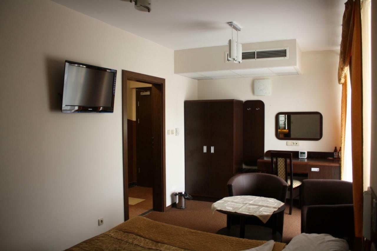 Hotel Pinocy Ledziny Екстер'єр фото