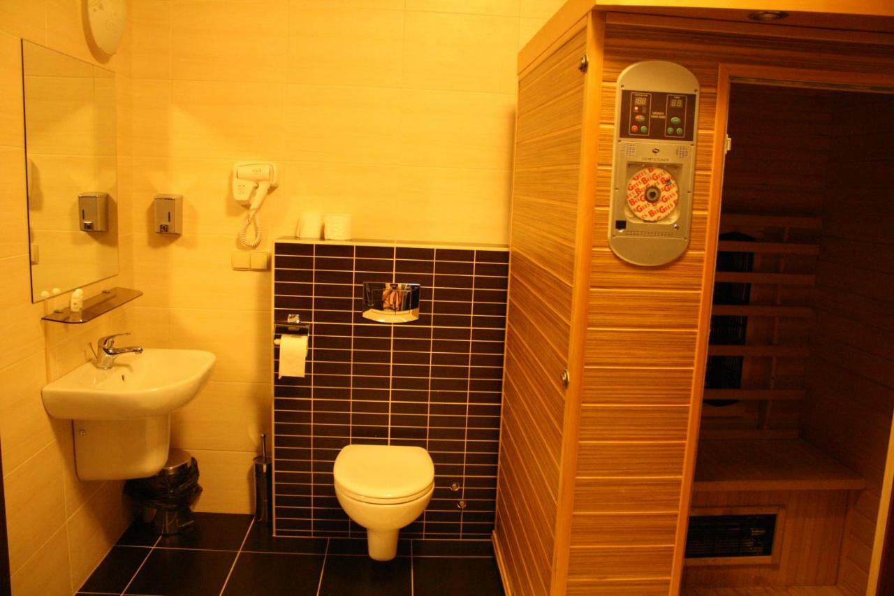 Hotel Pinocy Ledziny Екстер'єр фото