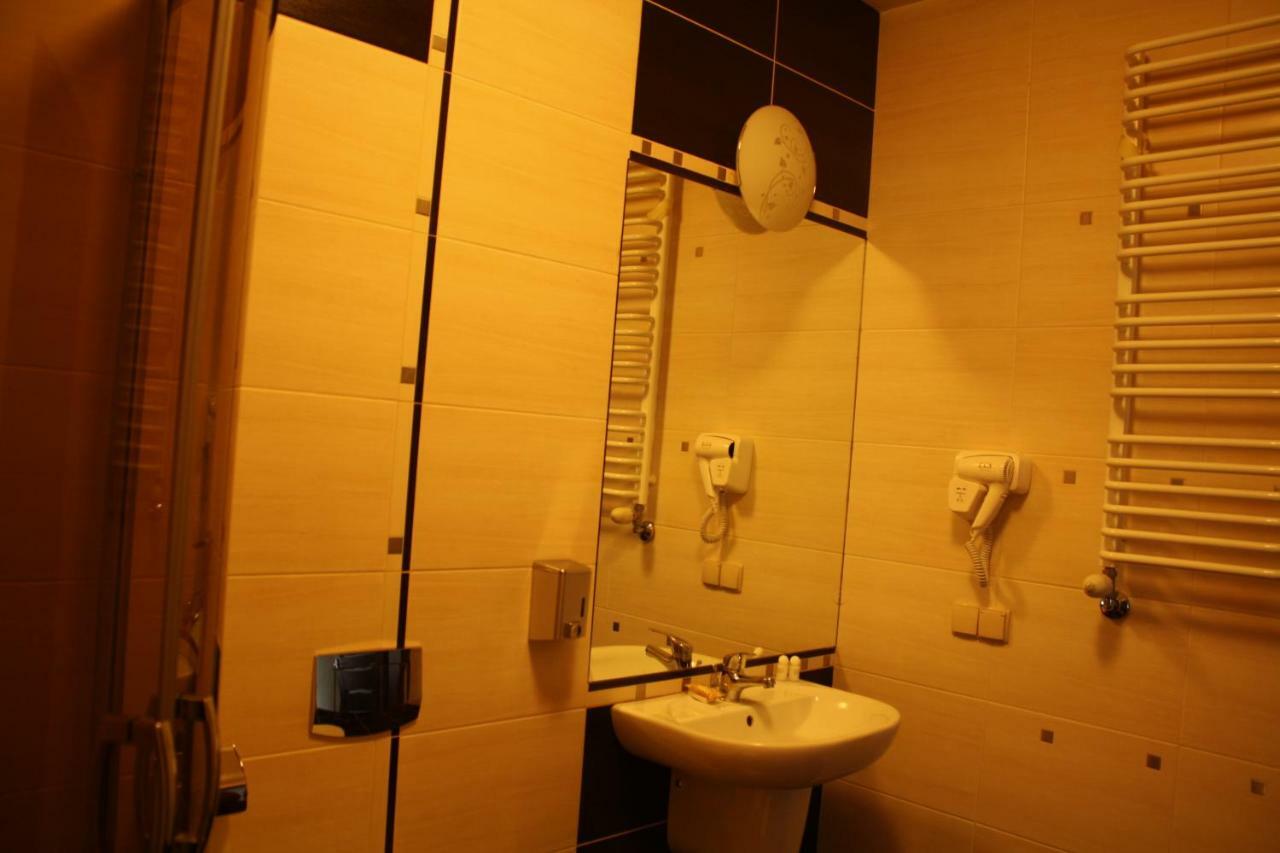 Hotel Pinocy Ledziny Екстер'єр фото