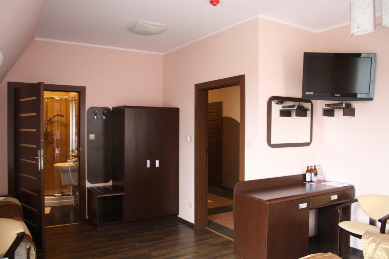 Hotel Pinocy Ledziny Екстер'єр фото