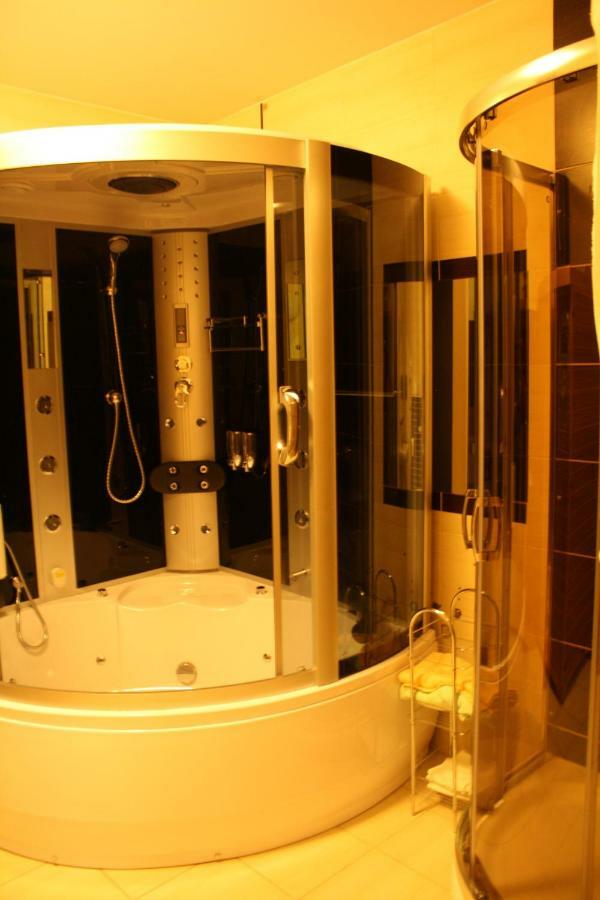 Hotel Pinocy Ledziny Екстер'єр фото