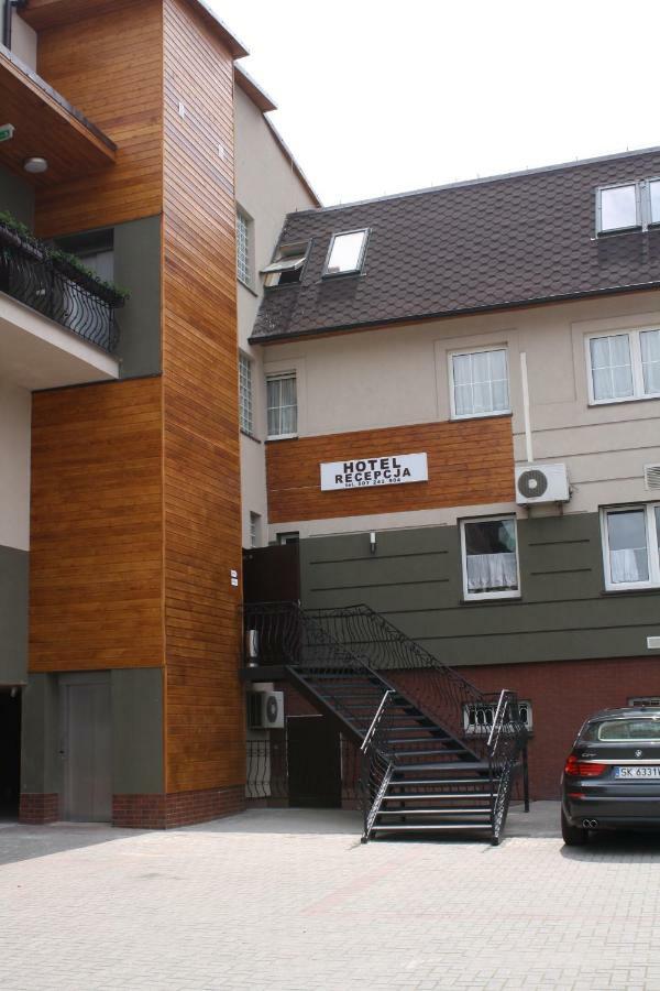 Hotel Pinocy Ledziny Екстер'єр фото