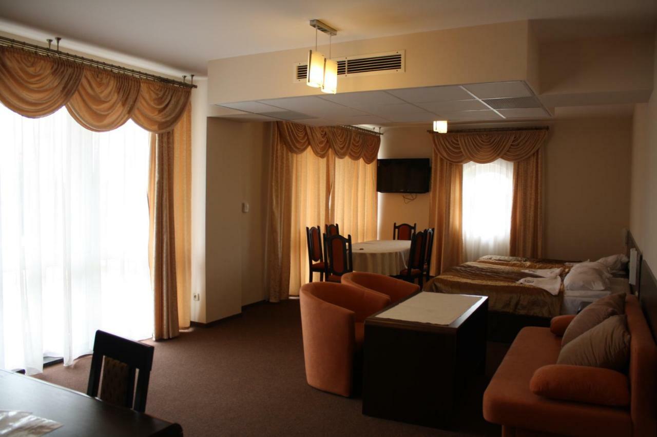 Hotel Pinocy Ledziny Екстер'єр фото
