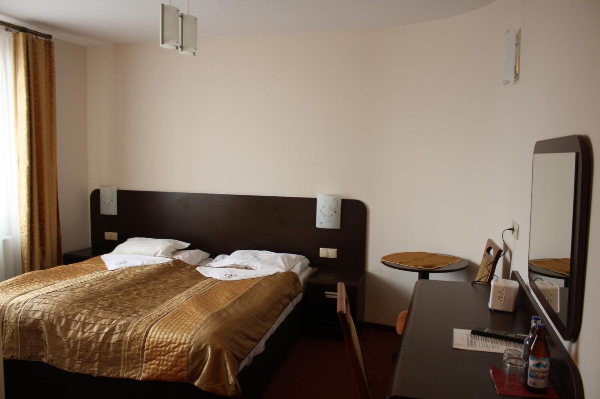 Hotel Pinocy Ledziny Екстер'єр фото