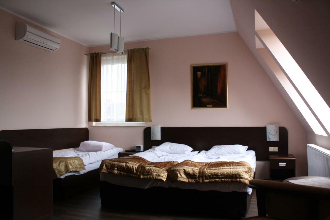 Hotel Pinocy Ledziny Екстер'єр фото