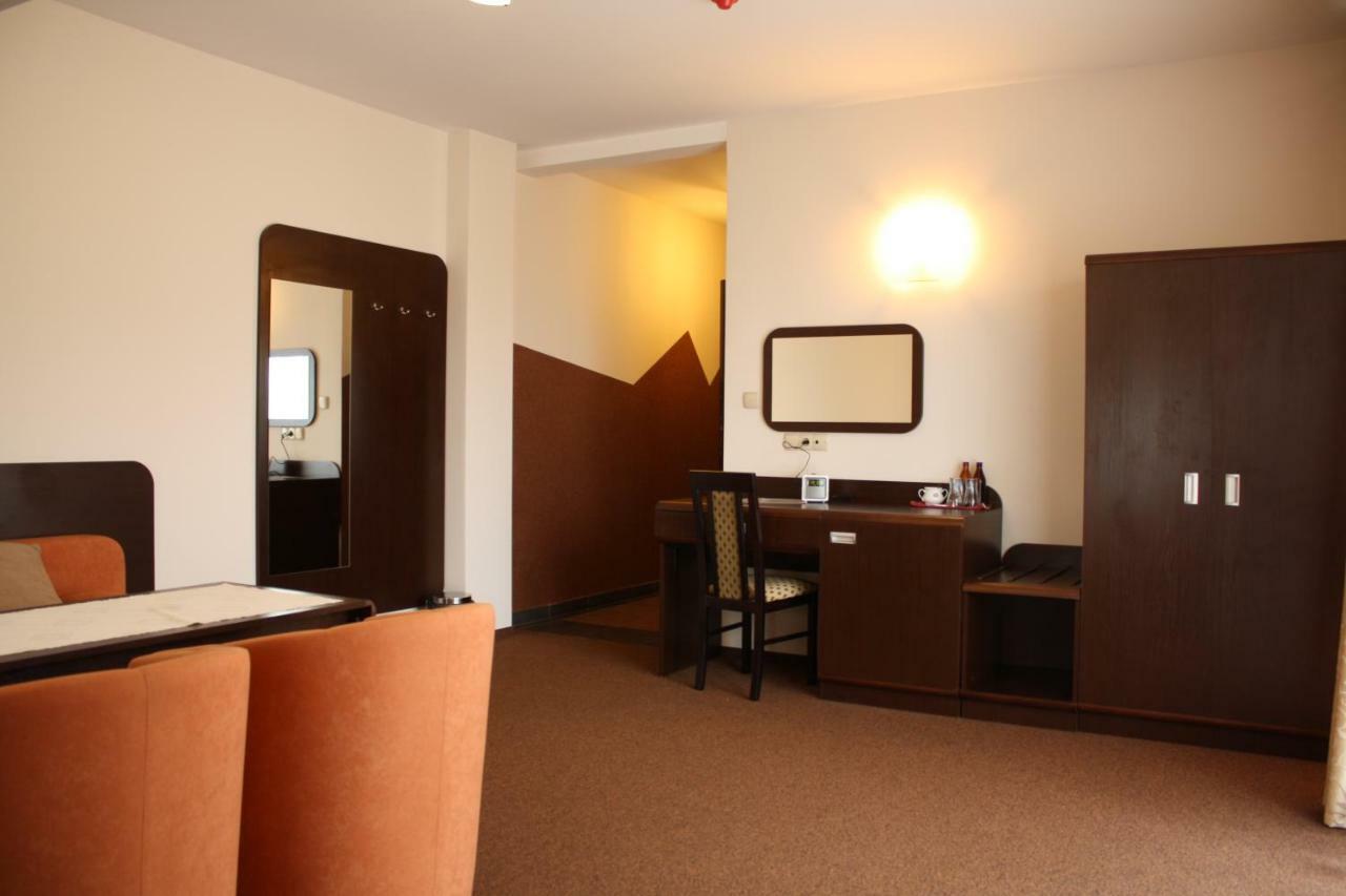 Hotel Pinocy Ledziny Екстер'єр фото