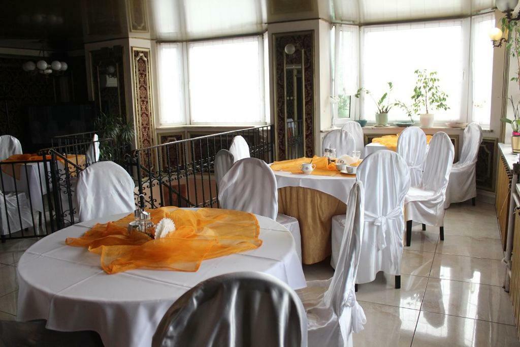 Hotel Pinocy Ledziny Екстер'єр фото