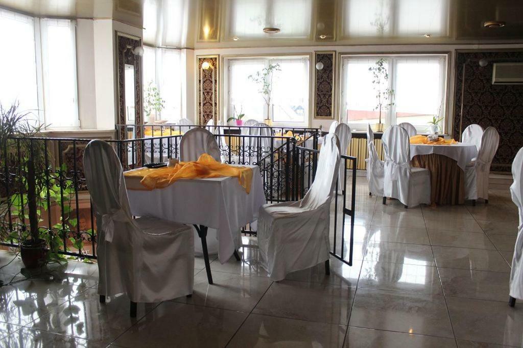 Hotel Pinocy Ledziny Екстер'єр фото
